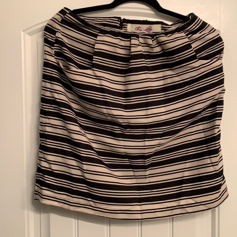 Business/casual skirt with pockets